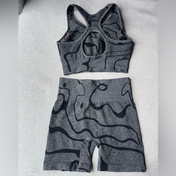 2 Piece Workout Set - Seamless High Waist Running Shorts & Sports Bra - Picture 9 of 15